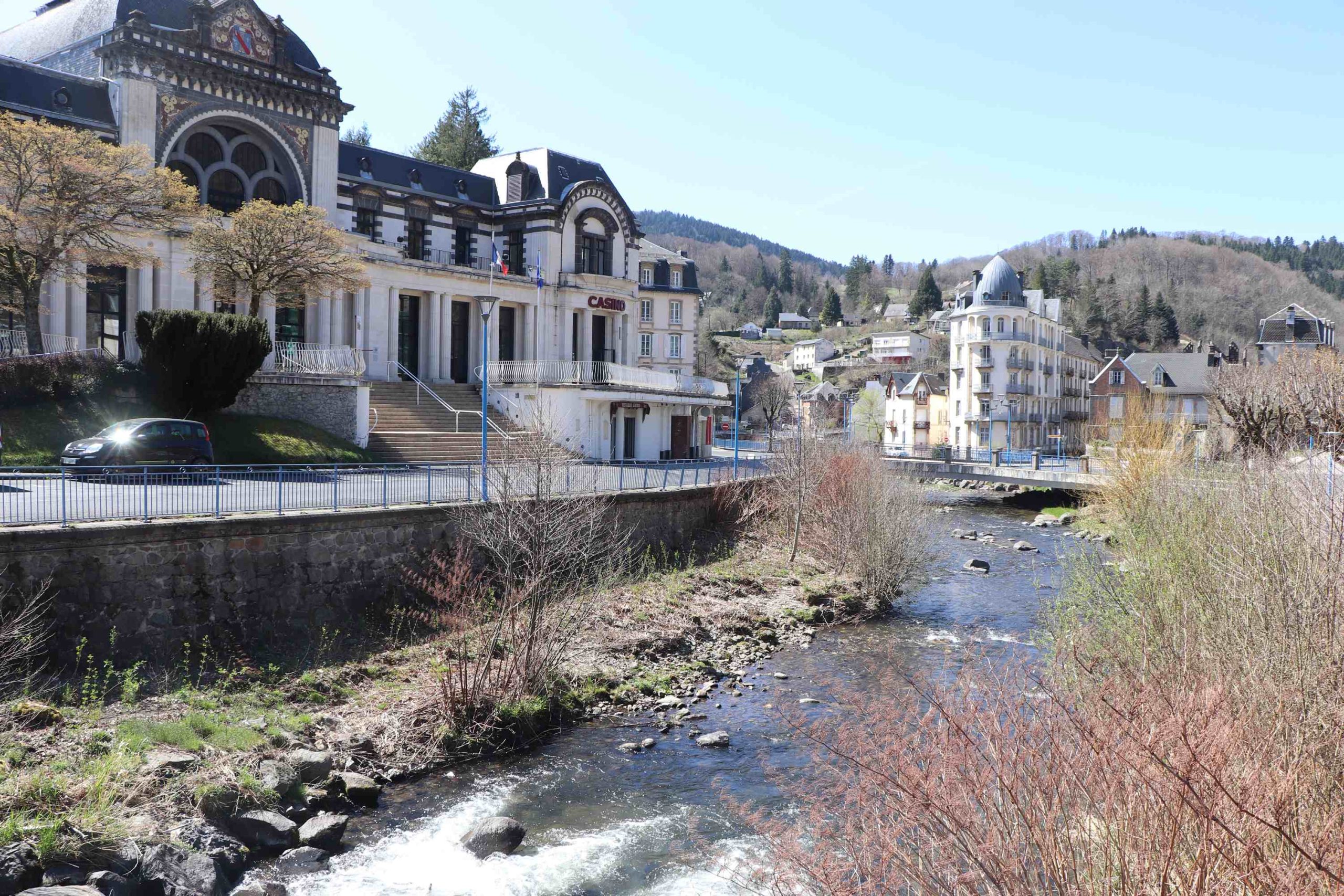 La Dordogne dans sa traversée de La Bourboule, devant le casino