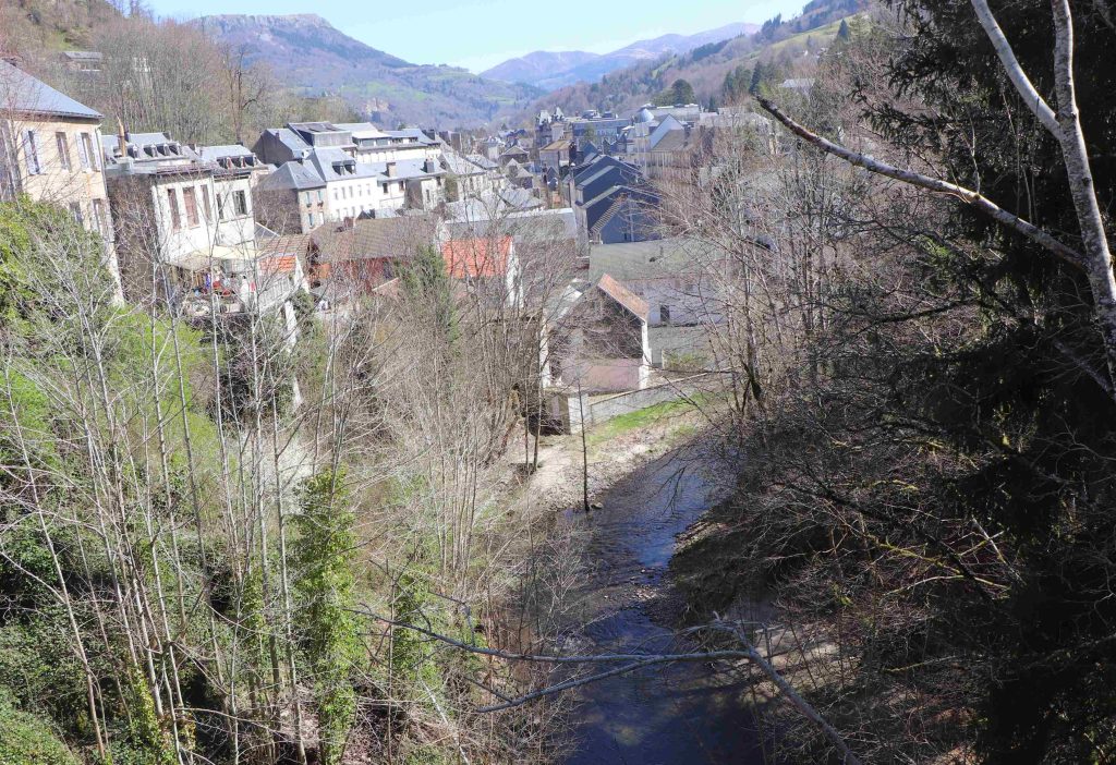 Vue du quartier du Charlet avec la Dordogne qui le longe