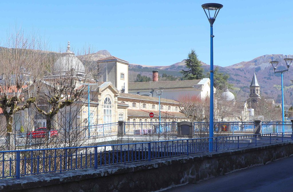 Vue sur les thermes de La Bourboule avec au premier plan les quai de la Dordogne