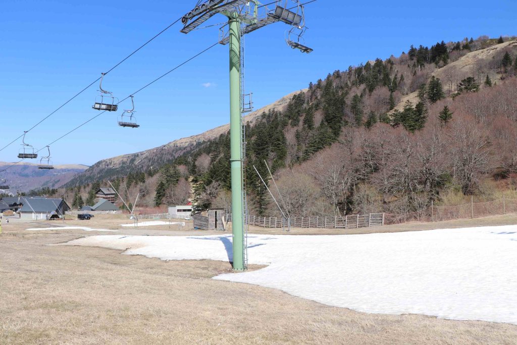 L'arrivée du télésiège dans un névé au fond de la vallée