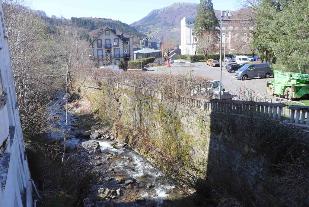 La Dordogne dans sa traversée du Mont-Dore, par un canal très encaissé