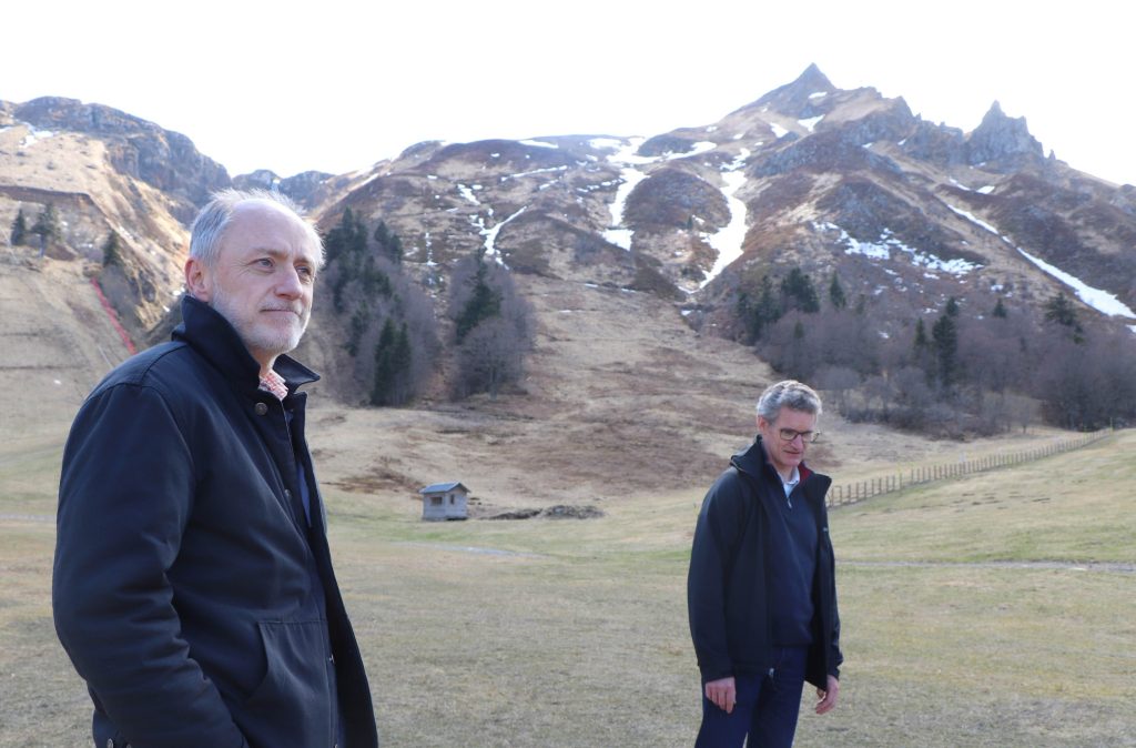 Roland Thieleke et Frédéric Moinot, au pied des pistes du Mont-Dore