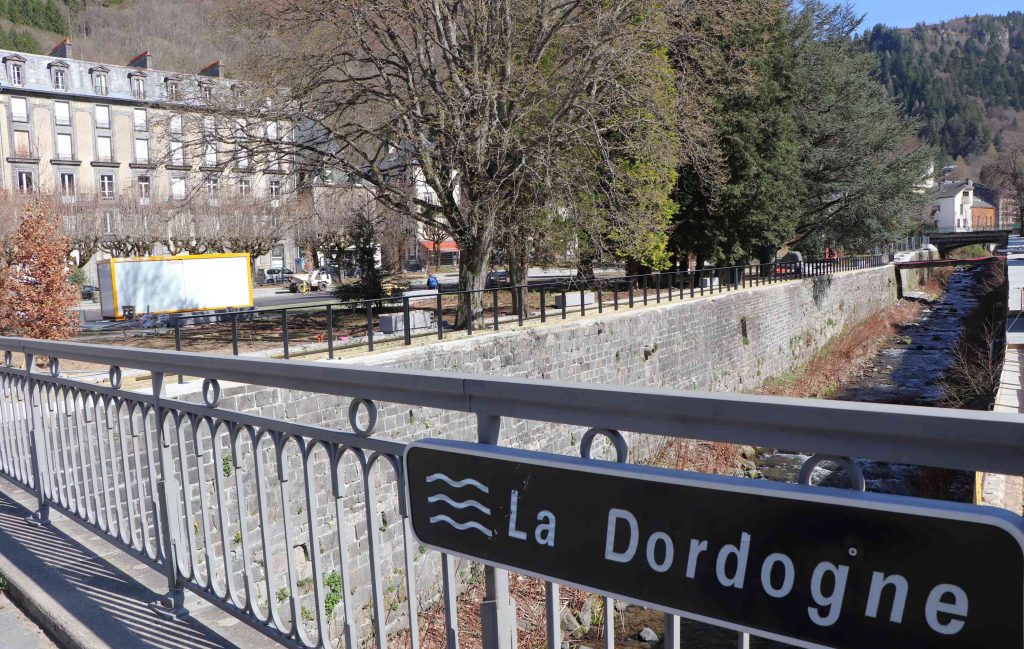 La Dordogne canalisée, dans sa traversée du Mont-Dore