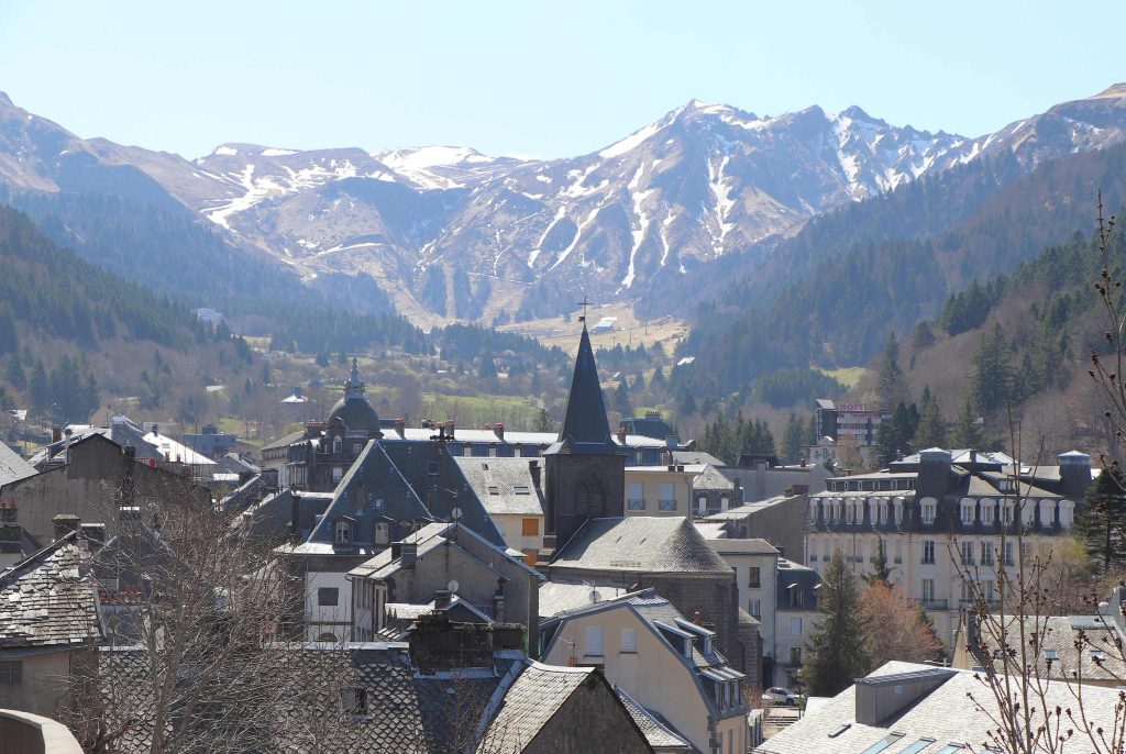 Vue du bourg du Mont-Dore avec le Sancy en arrière-plan
