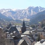 Vue du bourg du Mont-Dore avec le Sancy en arrière-plan