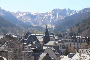 Vue du bourg du Mont-Dore avec le Sancy en arrière-plan