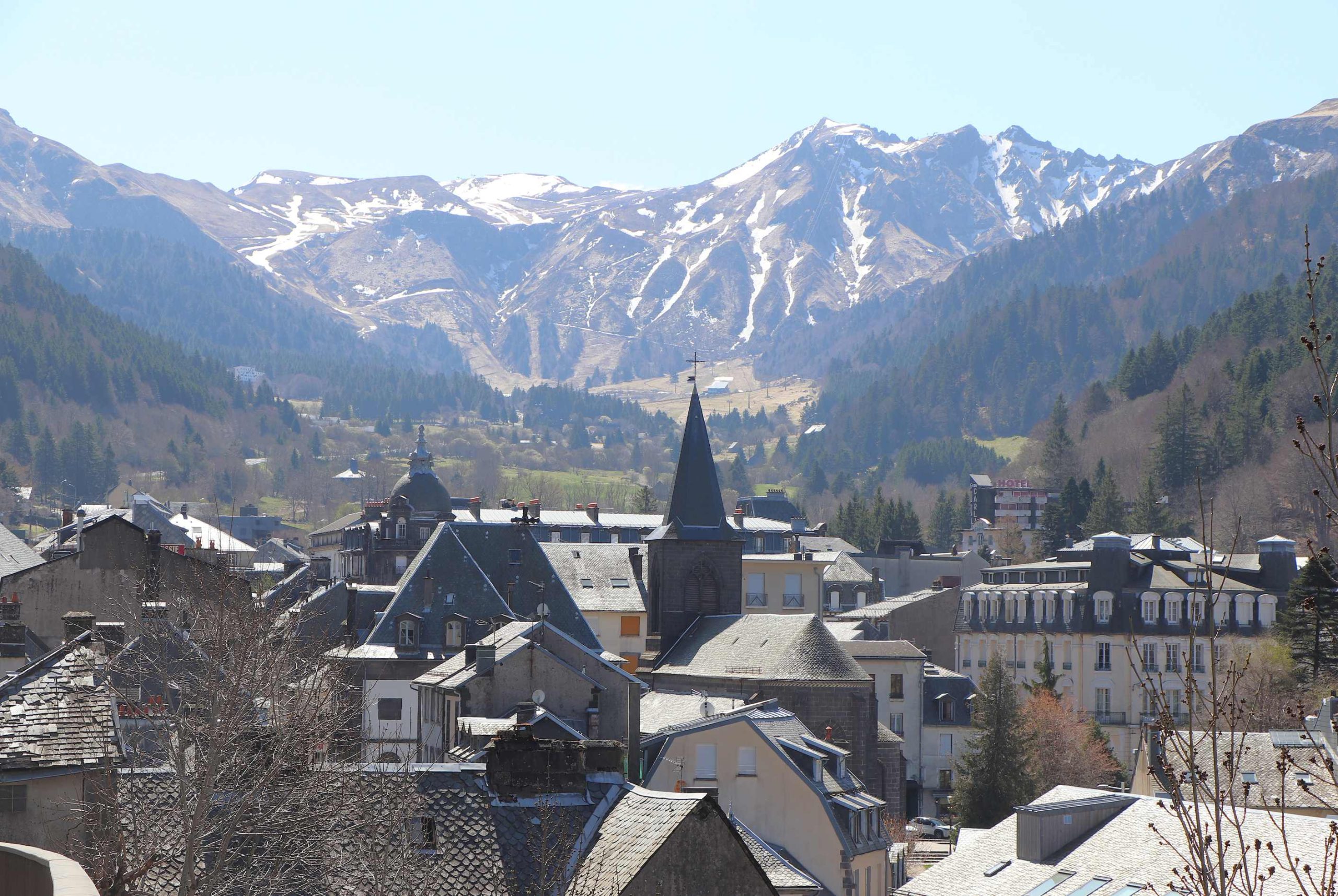 Vue du bourg du Mont-Dore avec le Sancy en arrière-plan