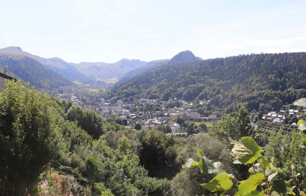 Vue en plan large de la vallée, du Mont Dore et du massif du Sancy