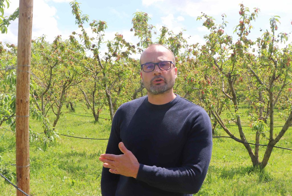 Stéphane Herbette devant le verger du site Inrae dde Crouël