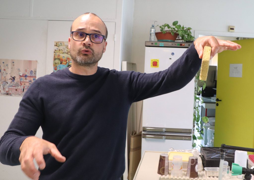 Stéphane Herbette tient une éponge par deux doigts, sans la presser