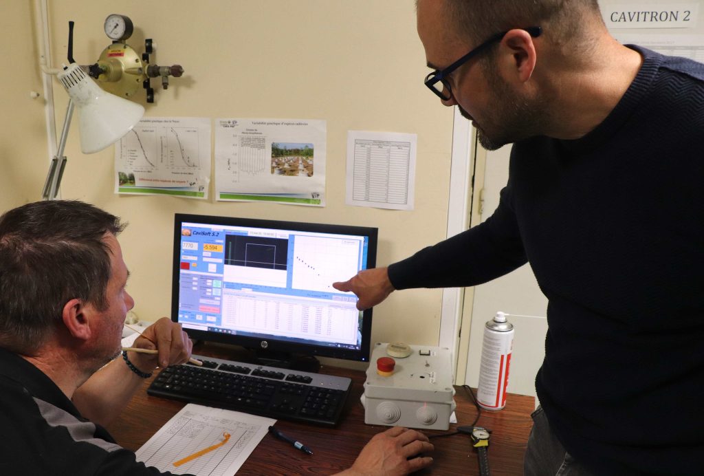 Jérôme et Stéphane autour du poste informatique relié au cavitron
