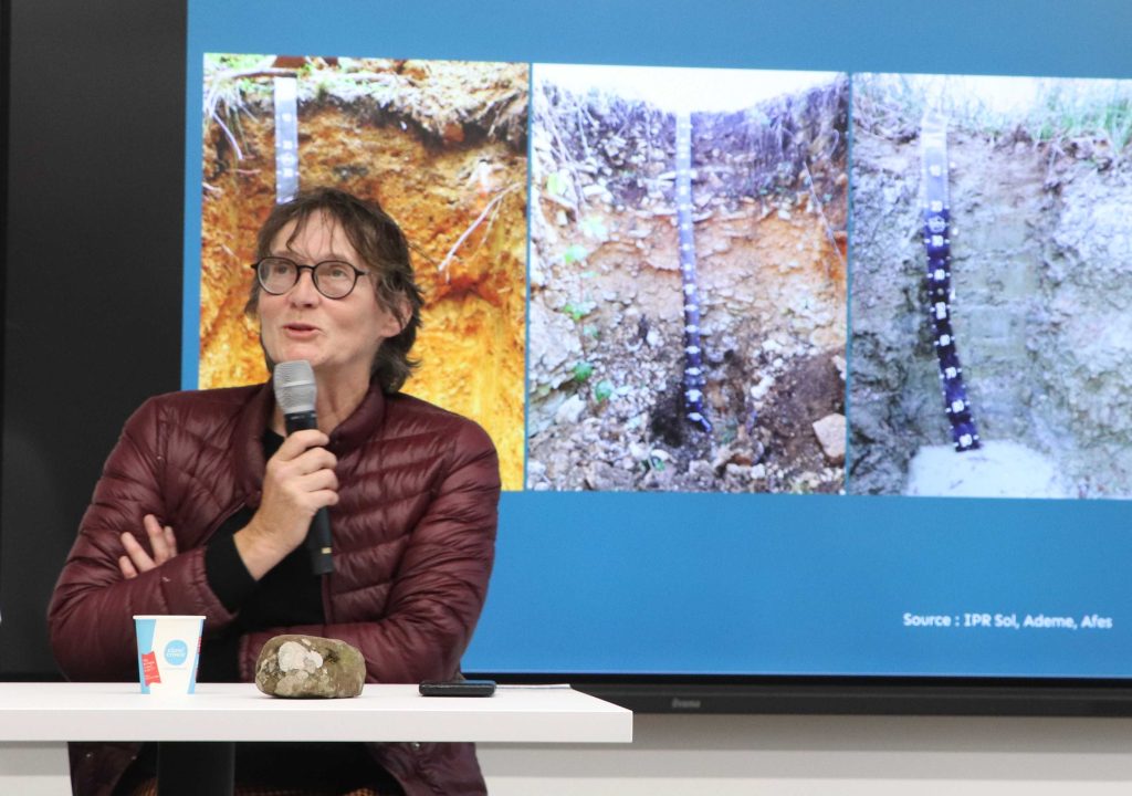 Véronique Genevois, devant une diapo montrant des sols en coupe