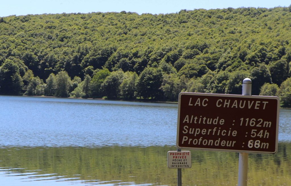 Vue du lac Chauver avec panneau indiquant ses mesures