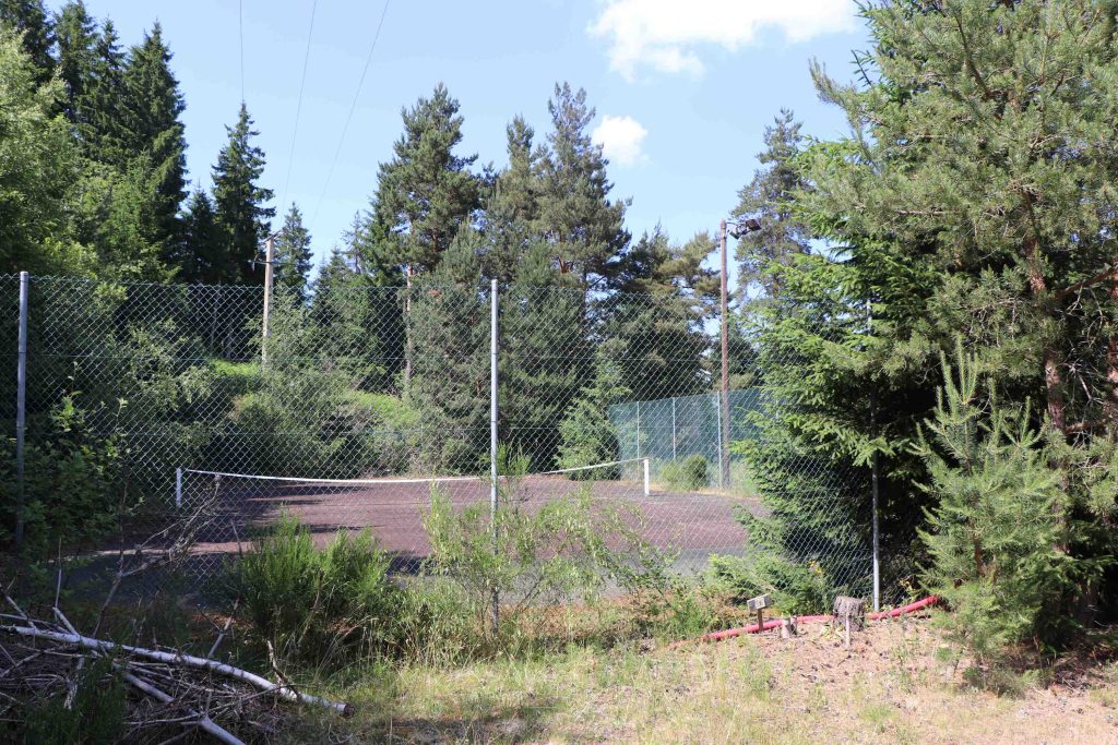 Le court de tennis à l'abandon