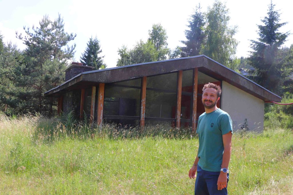 Rémi Jallon devant la salle de sport du complexe
