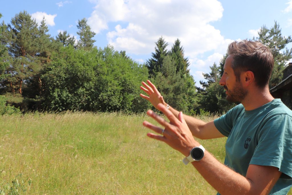 Rémi Jallon explique le concept, face au paysage