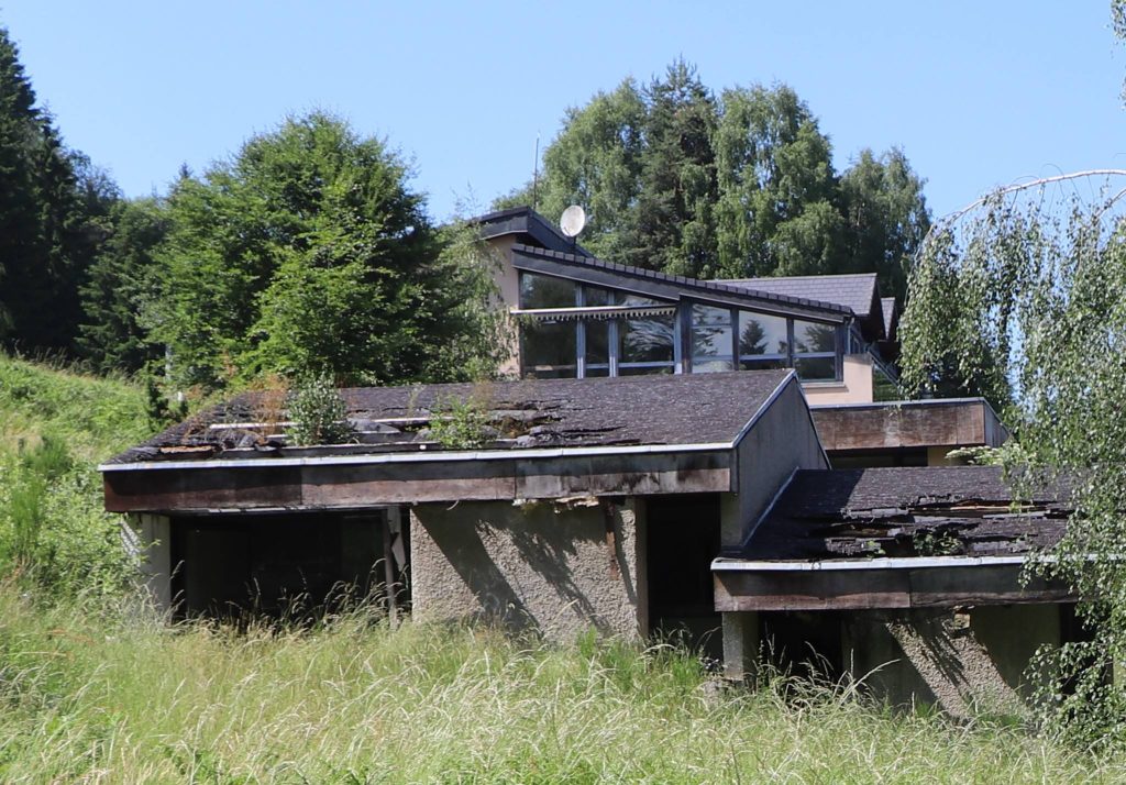 Gîtes au toit défoncé et bâtiment principal