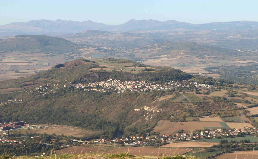 La colline de Corent vue depuis le sommet du Saint-Romain