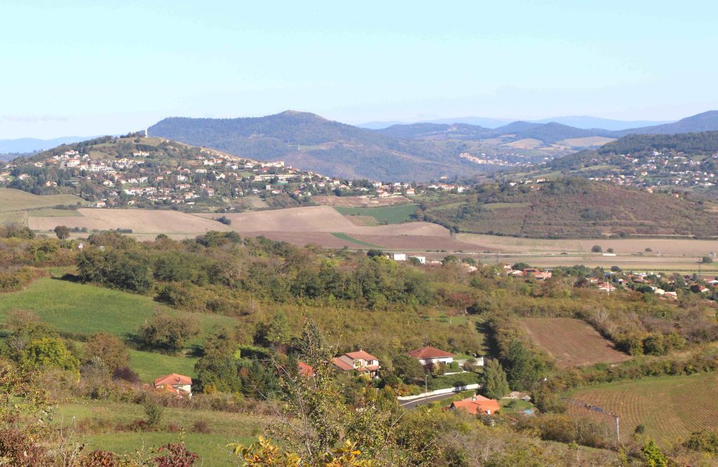 Paysage de collines, de cultures et de bourgs, vue depuis la Montagne de la Serre