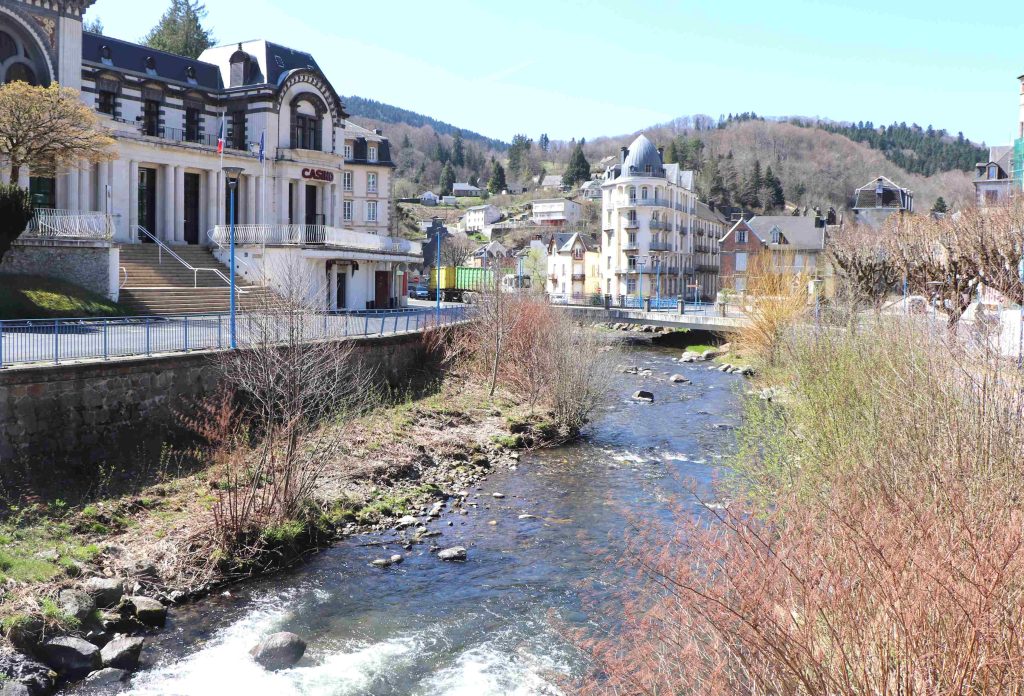 La Dordogne dans sa traversée de La Bourboule, devant le casino