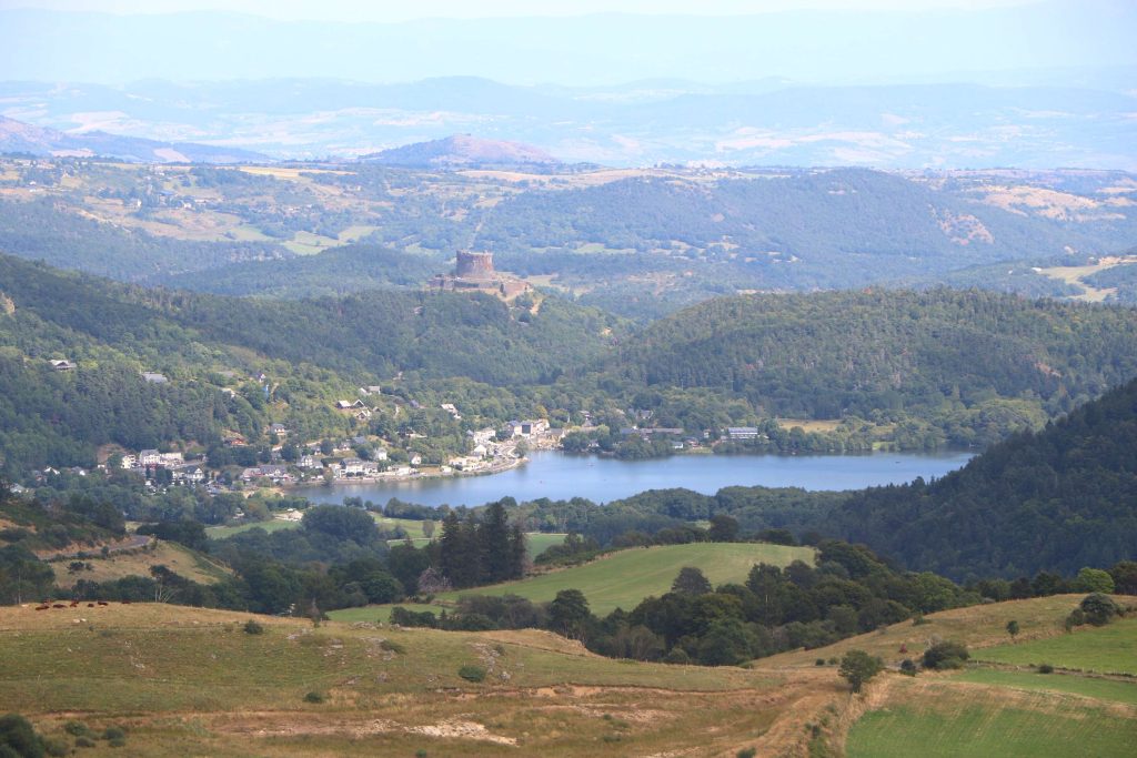 vue générale du lac Chambon et de son environnement