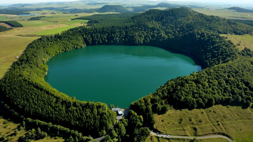 Vue aérienne du lac Pavin