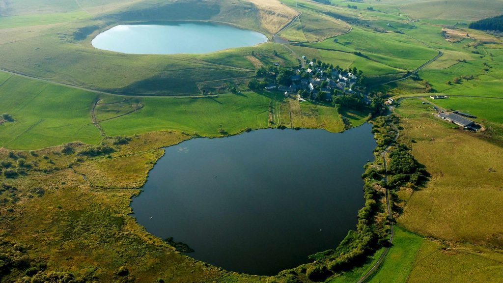 Vue aérienne des lacs d'en haut et d'en bas à La Godivelle