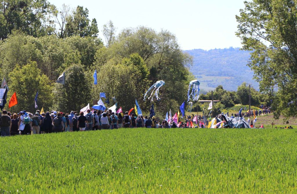 La longue manif dans son décor champêtre