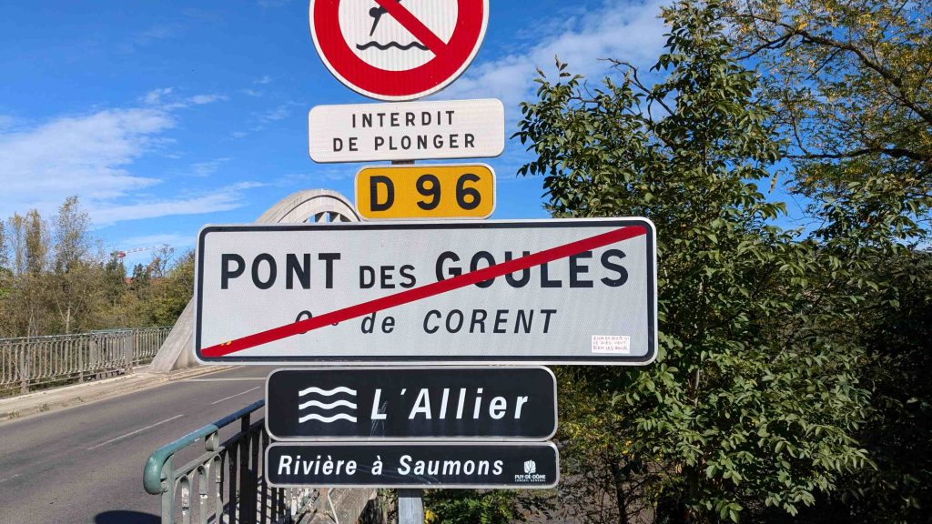 Panneau à l'entrée d'un pont sur l'Allier