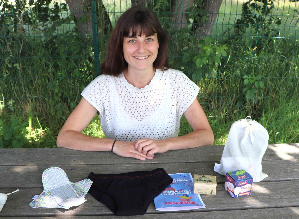 Sarah Gagneux avec les éléments du kit