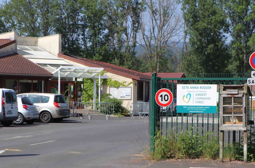 Vue de l'entrée et du bâtiment des services de la communauté de communes