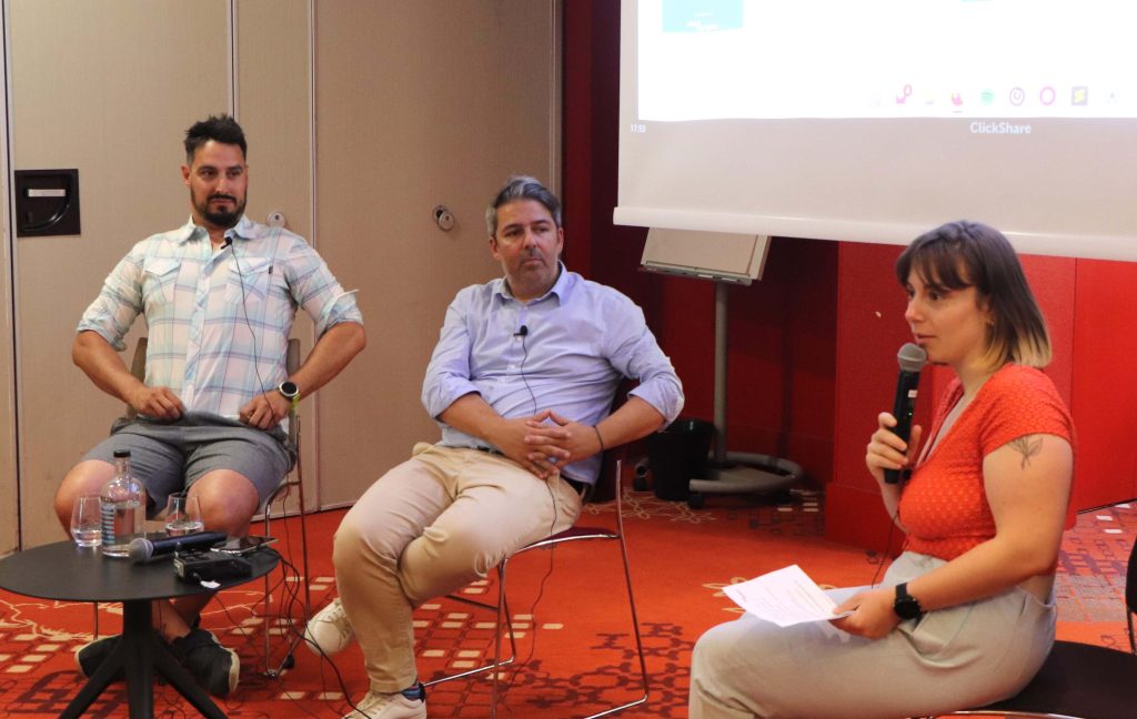 Les intervenants et Claire, l'animatrice, au micro