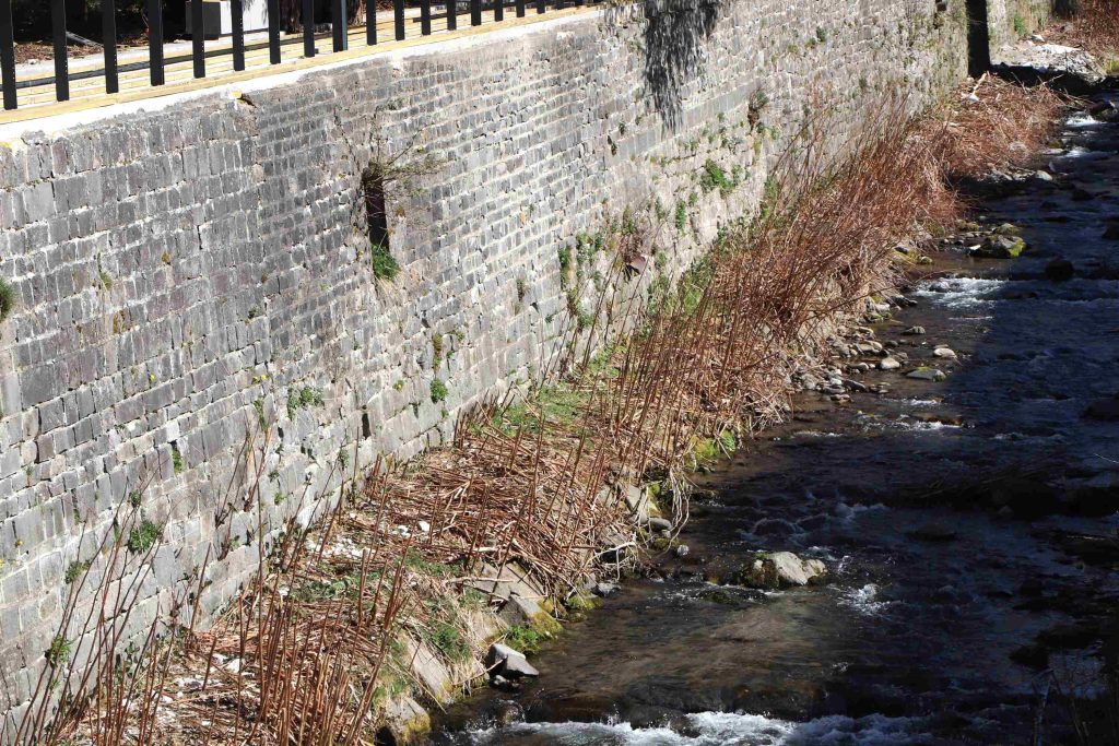 Le mur qui canalise la Dordogne