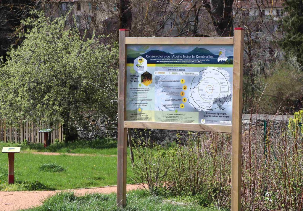 le jardin de la Maison de l'Abeille Noire
