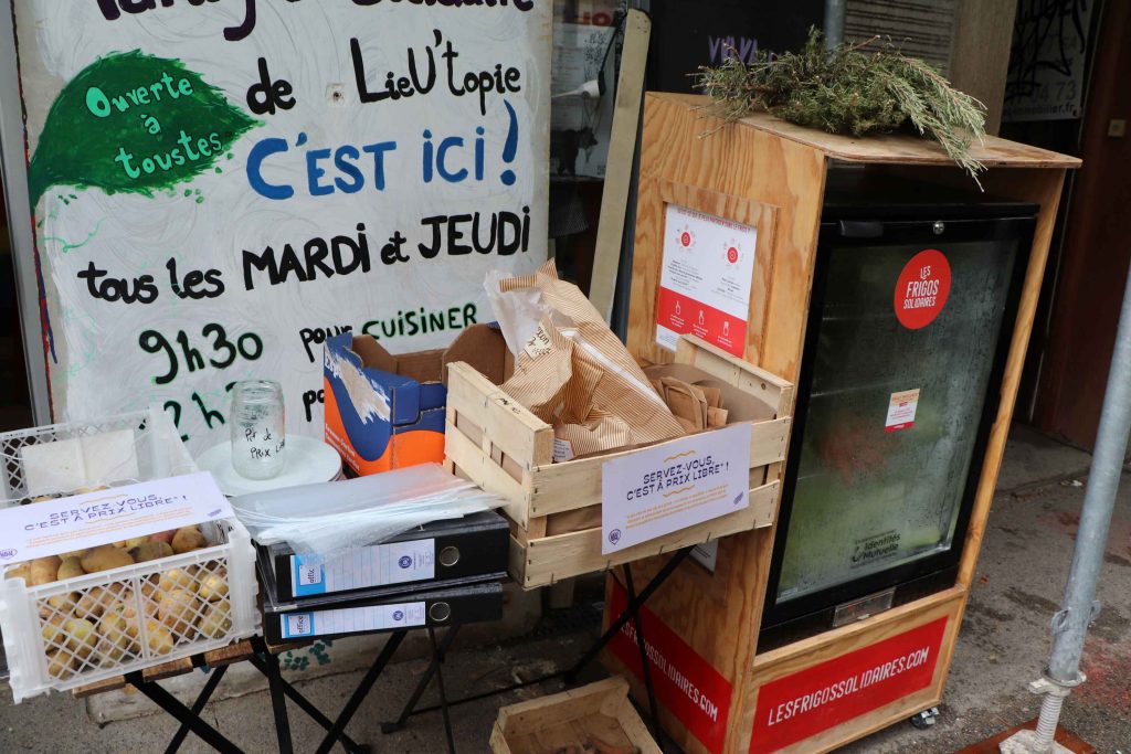 Frigo solidaire et vente à prix libre devant le tiers-lieu étudiant LieU'topie