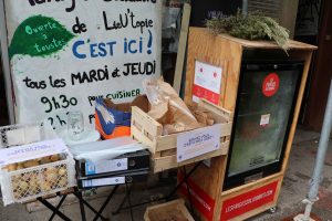 Frigo solidaire et vente à prix libre devant le tiers-lieu étudiant LieU'topie