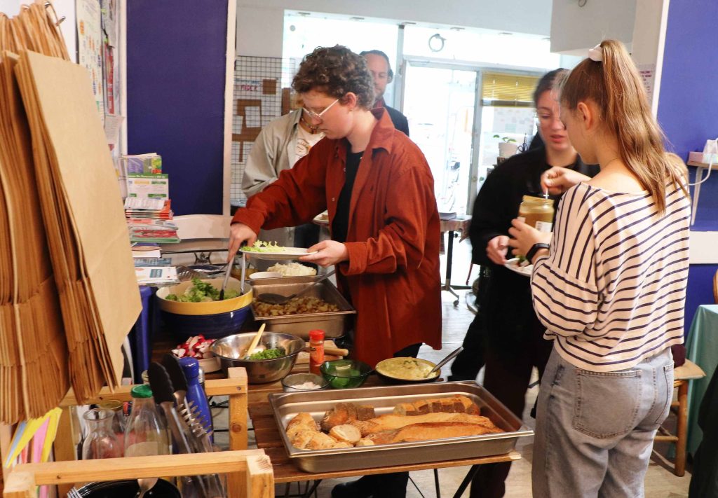 Des étudiants se servent au buffet de la cantine de Lieutopie