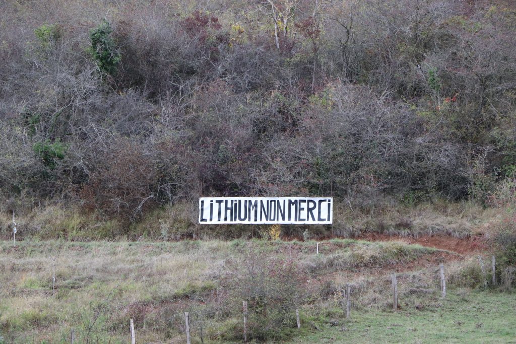Pancarte de protestation contre le lithium près d'Echassières