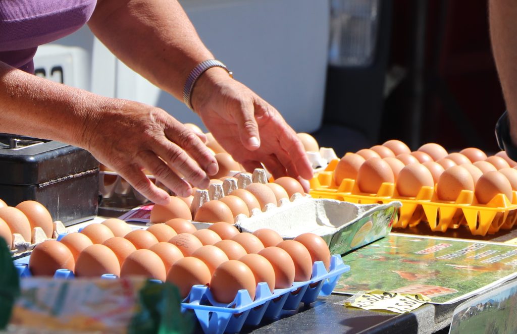 Marchande d'oeufs sur un marché.