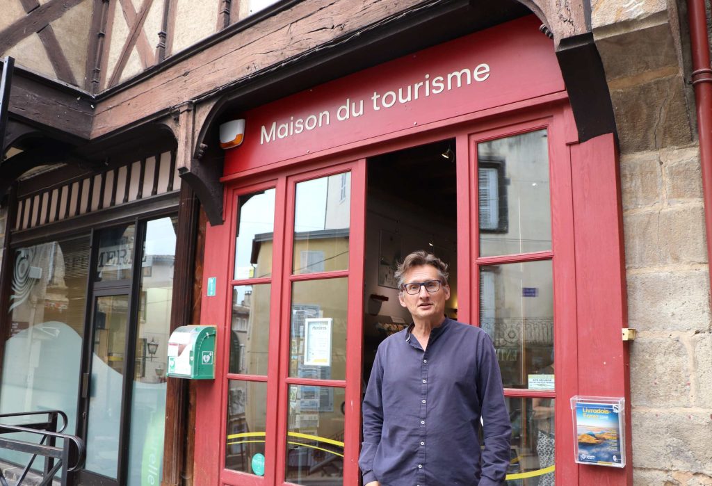 Benoît Barrès devant la Maison du Tourisme de Thiers
