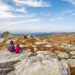 Touristes contemplant le paysage au col du Béal