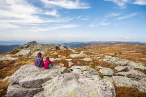 Touristes contemplant le paysage au col du Béal