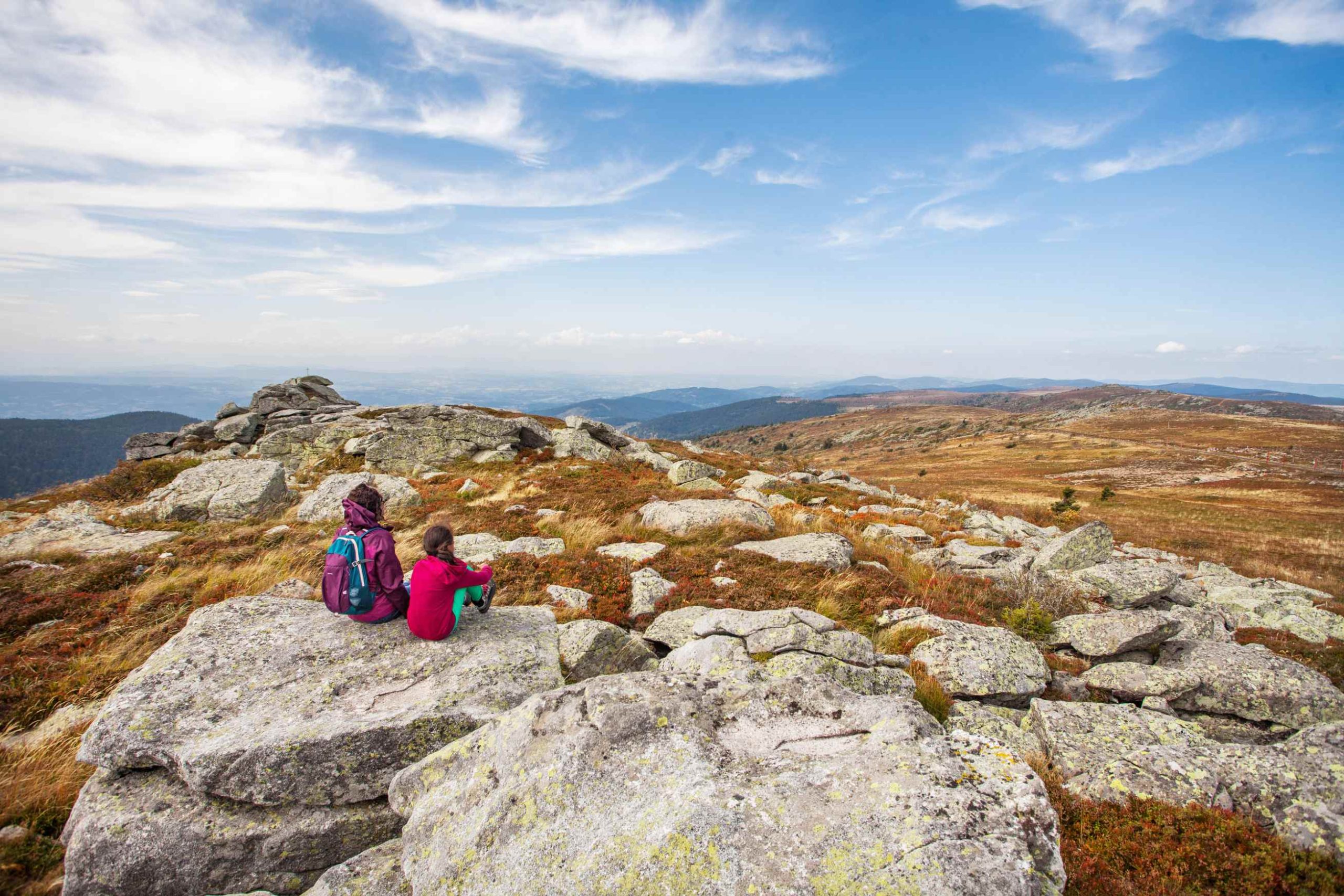 Touristes contemplant le paysage au col du Béal