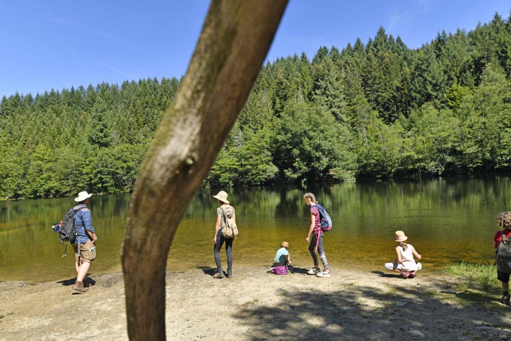 Touristes au bord d'une rivière
