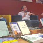 Les intervenants derrière la table de livres