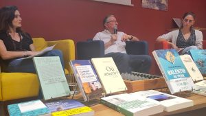 Les intervenants derrière la table de livres