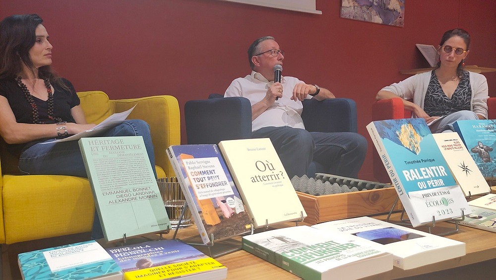 Les intervenants derrière la table de livres