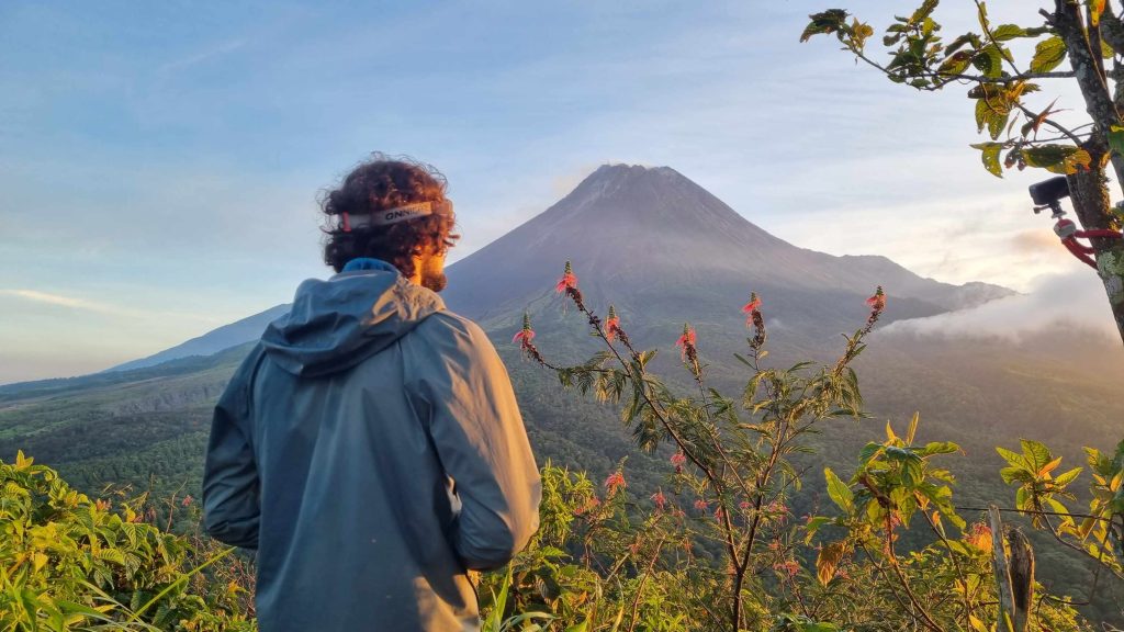 Corentin face à un volcan en Indonésie