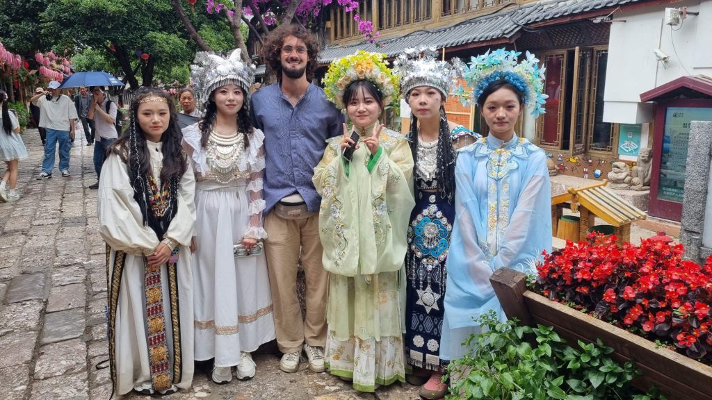 Corentin entouré de Chinois en habits traditionnels