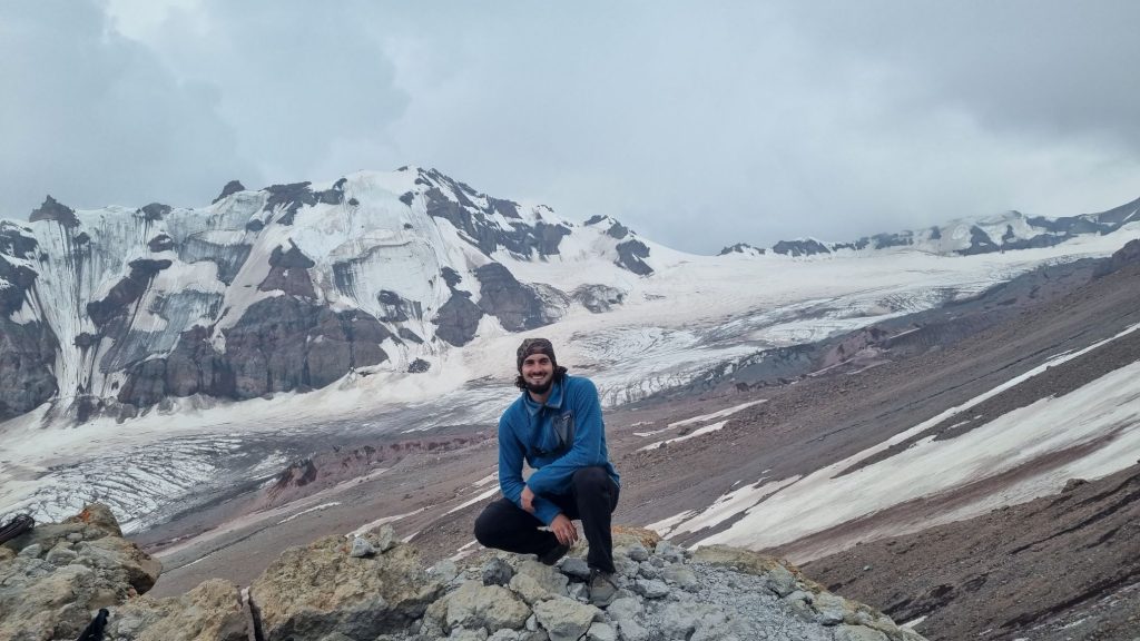 Corentin près d'un glacier en Géorgie